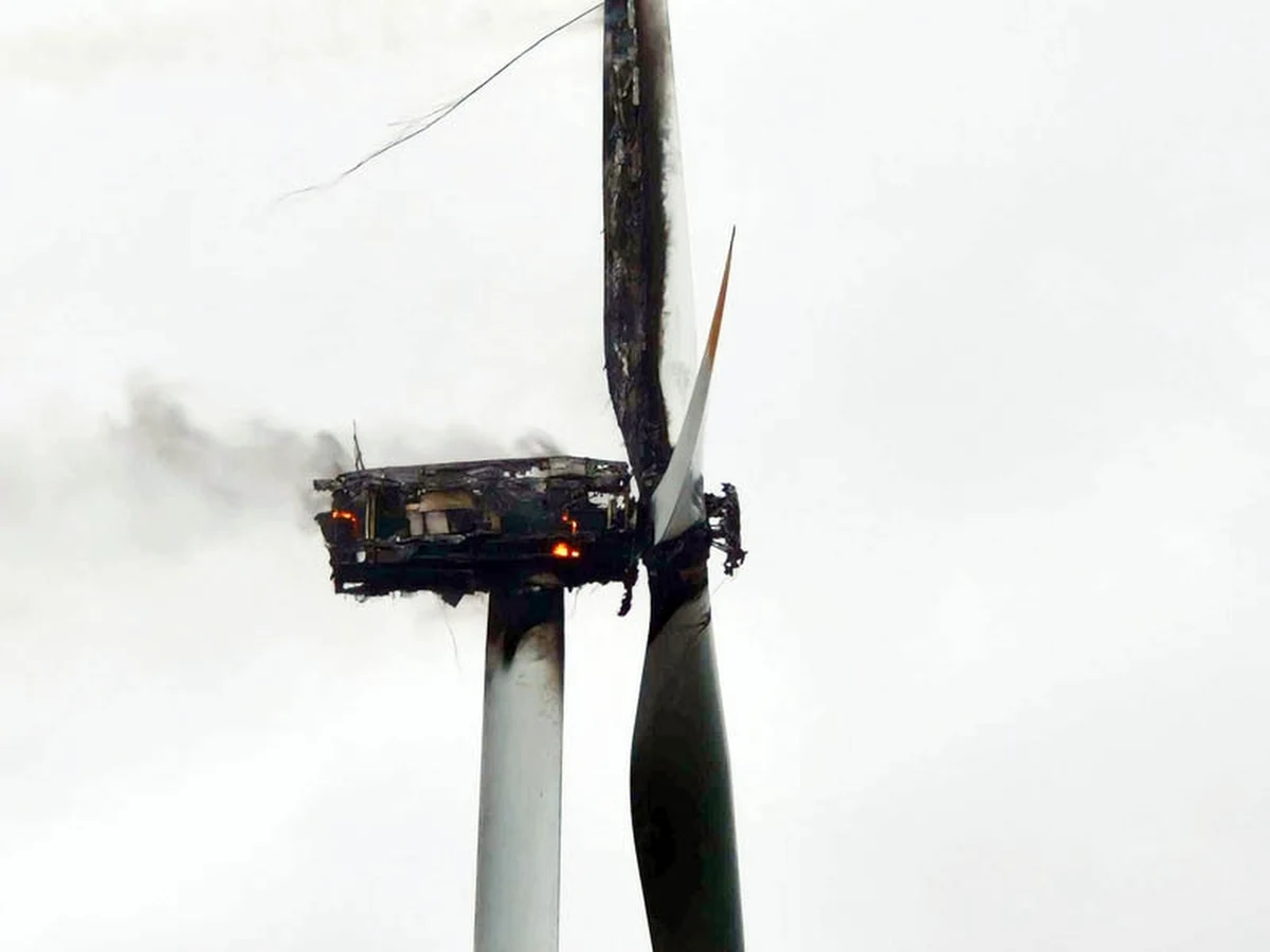 W Strachominie koło Koszalina (woj. zachodniopomorskie) spaliła się 140-metrowa turbina wiatrowa. Ogniem objęta była gondola wiatraka oraz jedno ze skrzydeł. 