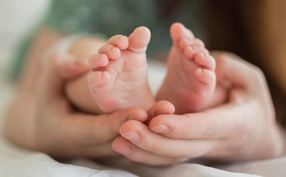 Brytyjska służba zdrowia zaczęła zapisywać genomy nowo narodzonych dzieci. Ma to ułatwiać szybką diagnozę co najmniej 200 rzadkich chorób. 