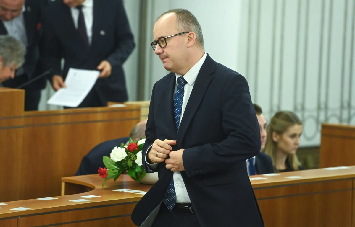 Prokurator generalny Adam Bodnar zawiesił właśnie na pół roku prokuratora Jerzego Ziarkiewicza - jednego z najważniejszych ludzi Zbigniewa Ziobry. Decyzja jest natychmiastowa i nieodwołalna. 