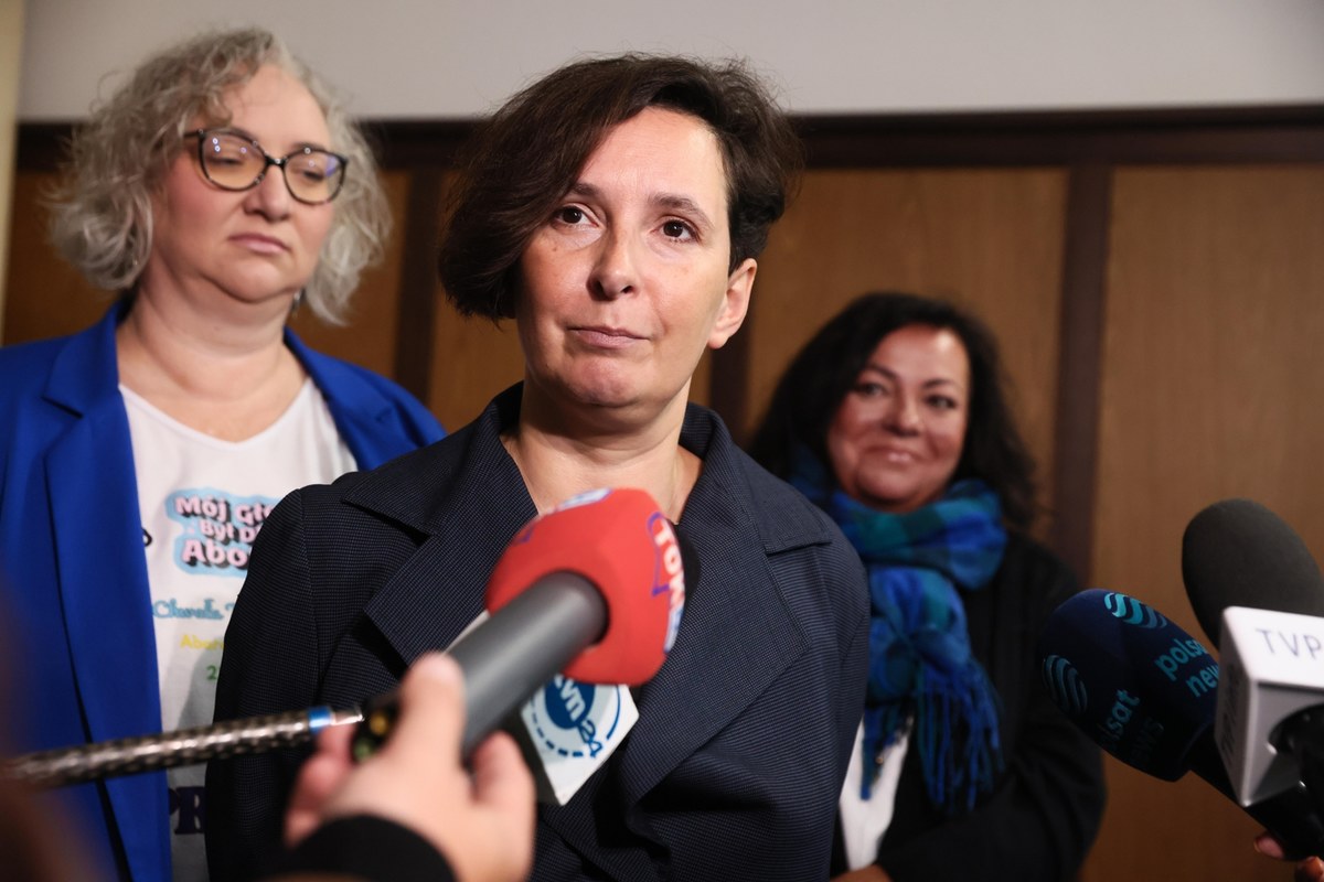 Marta Lempart, Klementyna Suchanow i Agnieszka Czerederecka-Fabin zostały uniewinnione przez Sąd Okręgowy w Warszawie. Liderki Strajku Kobiet były odpowiedzialne za organizację tzw. czarnych protestów jesienią i zimą 2020 roku. Wyrok nie jest prawomocny. 