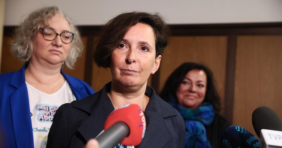 Marta Lempart, Klementyna Suchanow i Agnieszka Czerederecka-Fabin zostały uniewinnione przez Sąd Okręgowy w Warszawie. Liderki Strajku Kobiet były odpowiedzialne za organizację tzw. czarnych protestów jesienią i zimą 2020 roku. Wyrok nie jest prawomocny. 