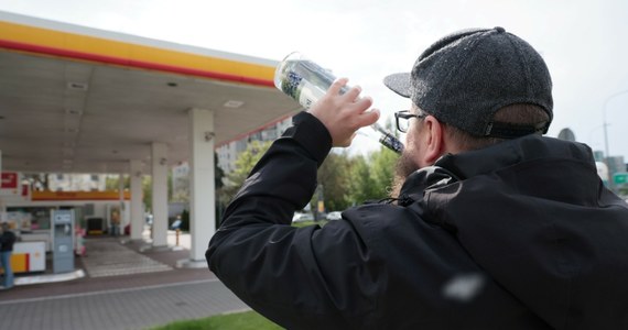 Po tym, jak kolorowe saszetki z alkoholem oburzyły Polaków, resort zdrowia zapowiada zaostrzenie przepisów. Chodzi m.in. o ograniczenie sprzedaży alkoholu na stacjach benzynowych, wprowadzenie obowiązku legitymowania przy wątpliwościach co do wieku kupującego, a także zakaz promocji typu "dwie w cenie jednej" dla wyrobów alkoholowych. "Każde poprawienie sytuacji jest krokiem w dobrą stronę" - stwierdził w Radiu RMF24 Krzysztof Brzózka, były szef Państwowej Agencji Rozwiązywania Problemów Alkoholowych. Dodał, że niektóre propozycje zmian są skromniejsze niż mogłyby być. Zasugerował m.in. zupełne wyeliminowanie alkoholu ze stacji paliw. 