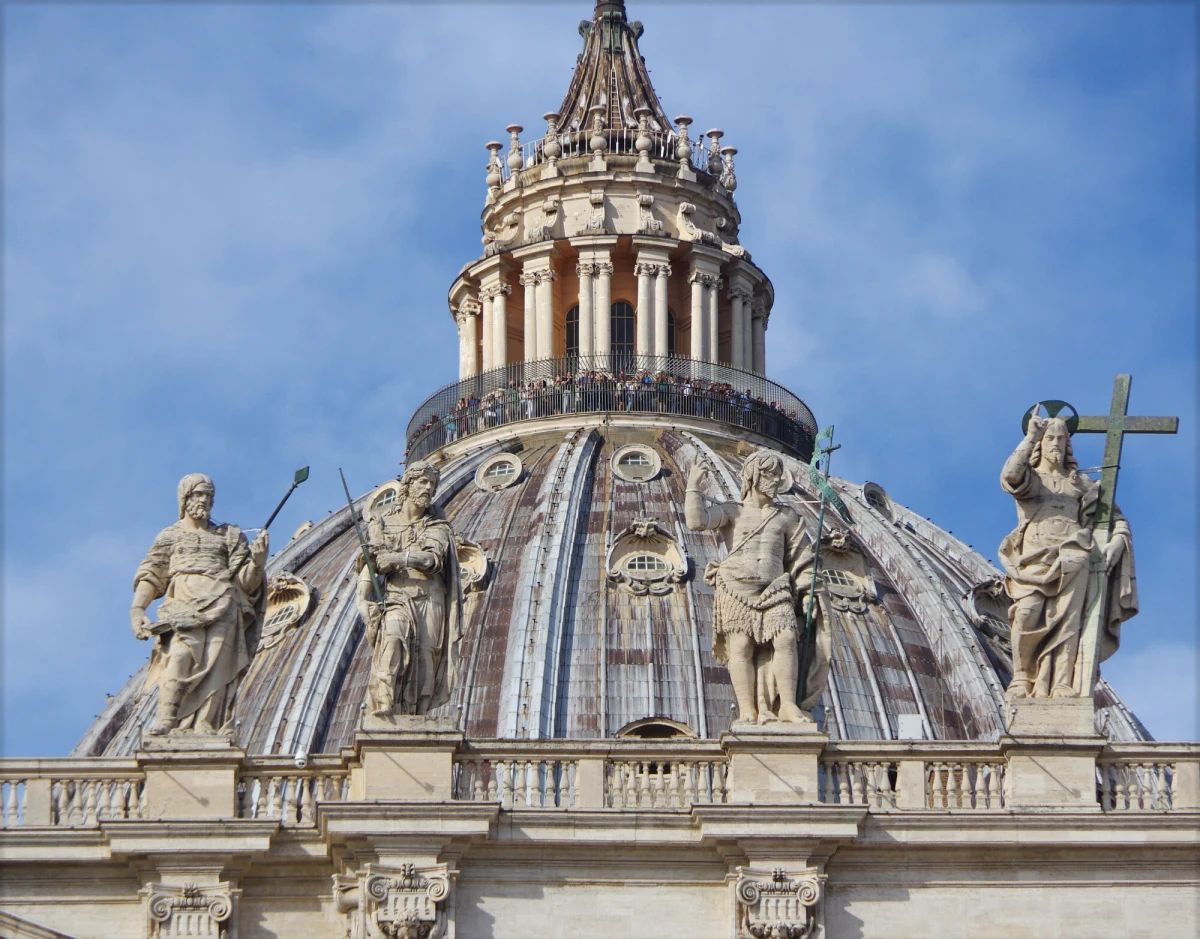 Para pracująca w banku watykańskim została zwolniona po tym, jak wzięła ślub i tym samym złamała jeden z zakazów placówki. Nowożeńcy nazwani przez włoskie media "Romeo i Julią" odmówili odejścia z pracy.