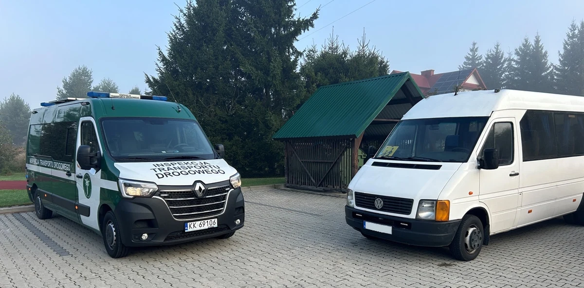 Wojewódzka Inspekcja Transportu Drogowego w Małopolsce przeprowadziła kontrole szkolnych autobusów. Wykryto brak odpowiedniej liczby wyjść ewakuacyjnych, pęknięte szyby oraz niesprawne pasy bezpieczeństwa. Odnotowano również kierowców bez ważnego prawa jazdy wymaganej kategorii. 