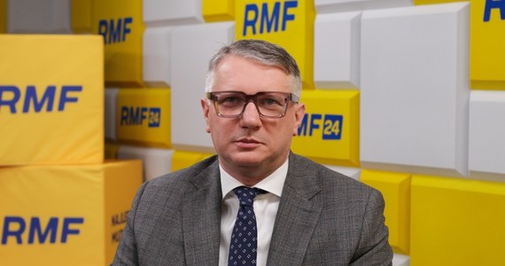 Przemysław Wipler, poseł Konfederacji, będzie gościem Porannej rozmowy w RMF FM. Najpóźniej w styczniu w życie wejdą nowe przepisy, które mają zakazać sprzedaży alkoholu w kolorowych saszetkach. Czy zniknięcie alkotubek z rynku to efekt brutalnej gry między producentami alkoholu, czy uzasadnione działanie?   
