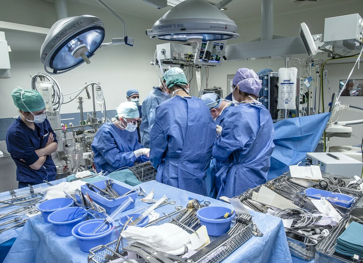 Sąd Najwyższy uchylił wyrok z 2022 roku skazujący kardiochirurga Mirosława G. na pół roku więzienia w zawieszeniu za nieumyślne narażenie pacjenta na utratę życia i umorzył sprawę z powodu przedawnienia. Tym samym po blisko 18 latach od zdarzenia kończy się głośna sprawa lekarza, który pozostawił gazik w sercu pacjenta. 