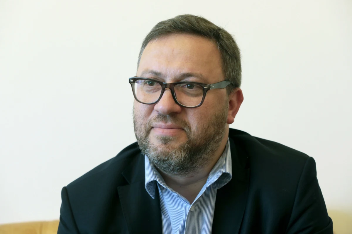 "Obawiam się, że z tym komunikatem jest trochę tak jak z zatrutym jabłkiem w literaturze dla dzieci. Wiemy od prezesa polskiego IPN, że zawartość tego komunikatu nie była z nami konsultowana" - powiedział w Rozmowie o 7 w Radiu RMF24  Bartosz Cichocki, zapytany o ukraińskie zapowiedzi ustępstwa w sprawie ekshumacji i poszukiwań ciał Polaków zamordowanych w trakcie rzezi wołyńskiej. Gość Tomasza Terlikowskiego podkreślał, że ukraiński IPN chce na razie prowadzić poszukiwania, a nie ekshumacje. 