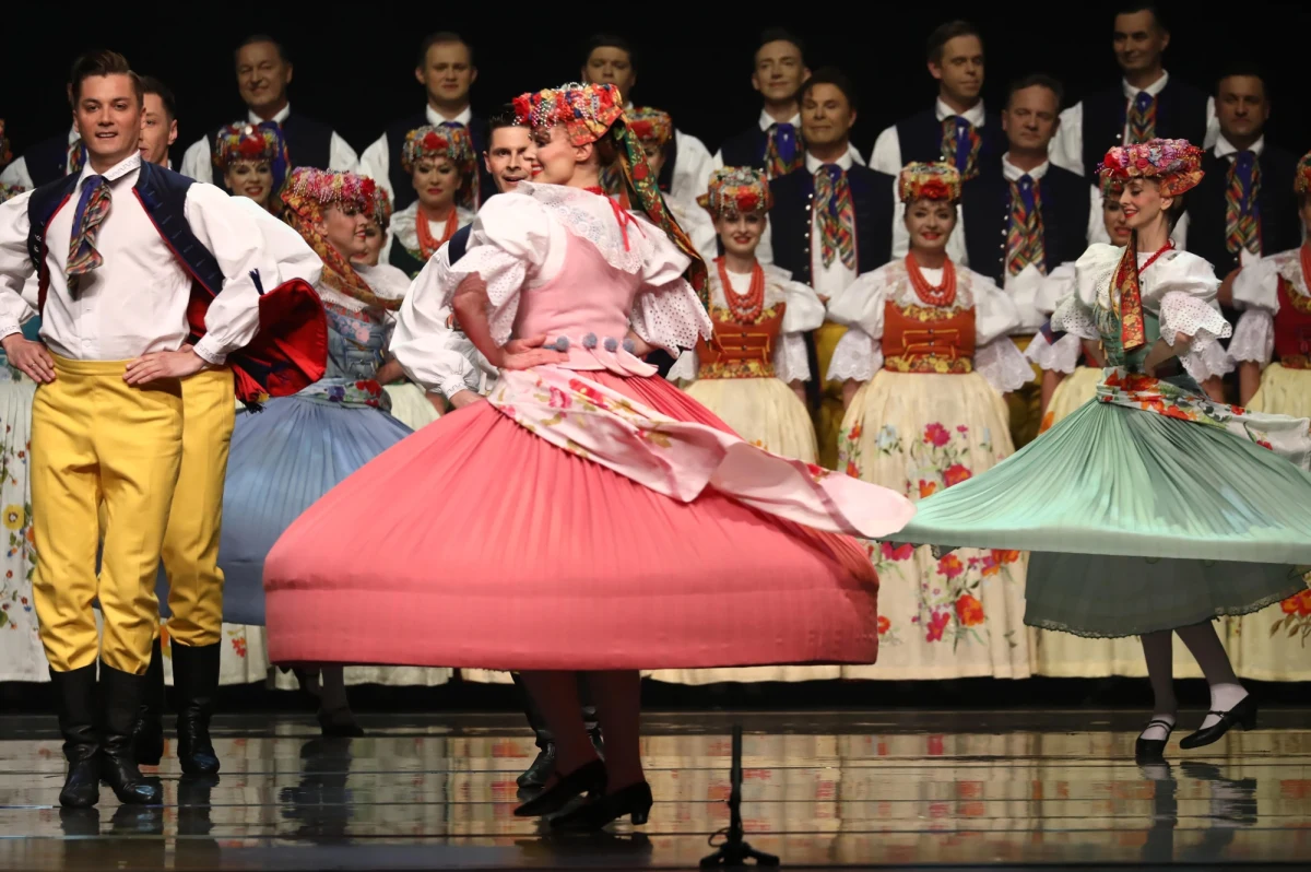 "Karolinka", "Ondraszek" i "Szła dzieweczka" wyśpiewają artyści Zespołu "Śląsk" - w języku polskim i japońskim - w Tokio, Ena i Gifu. Zespół rozpoczął swoją ósmą podróż do Kraju Kwitnącej Wiśni. Popularność polskiej kultury z roku na rok jest tam coraz większa. 
