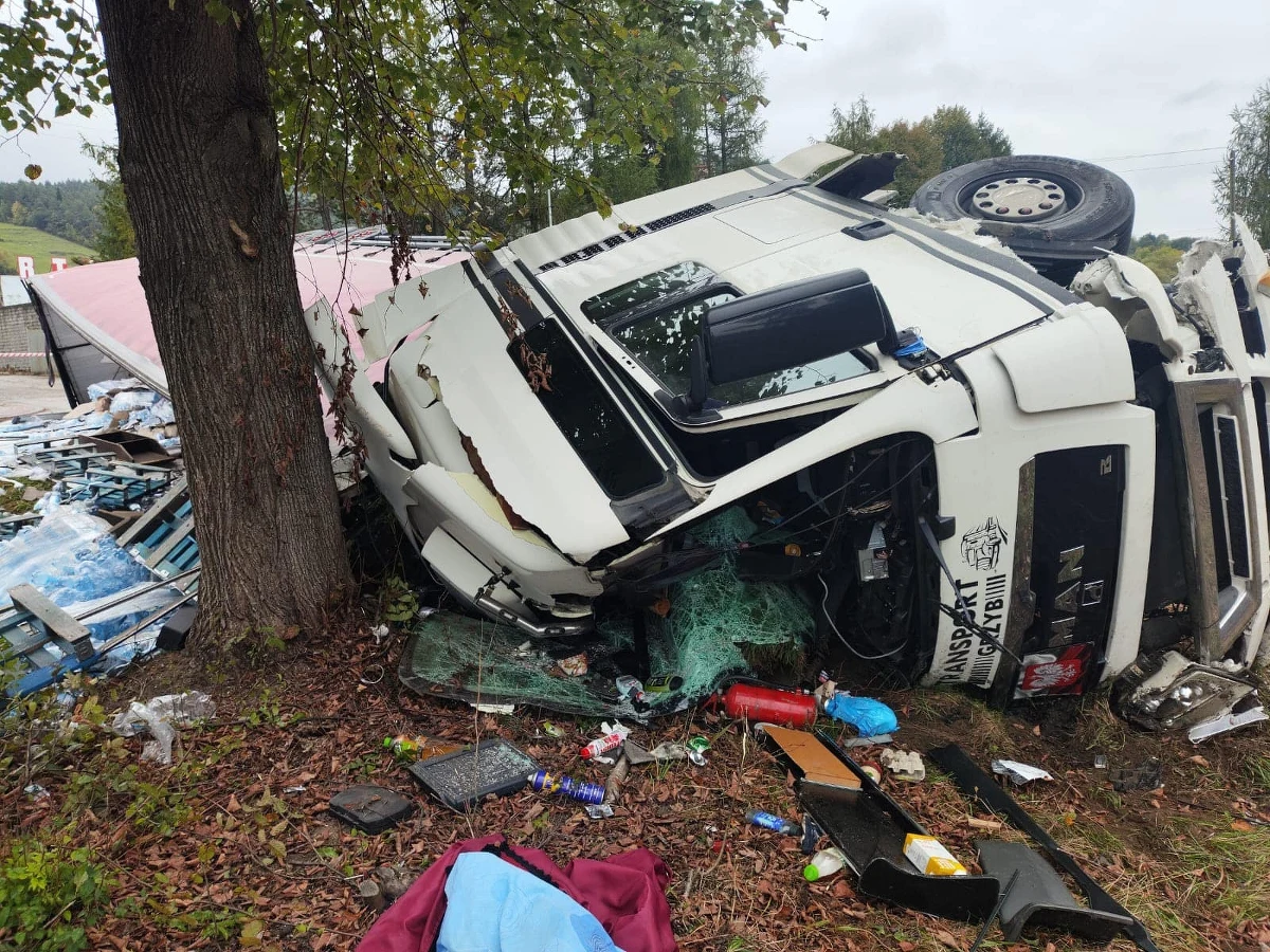 Jedna osoba zginęła w wypadku na drodze krajowej numer 75 w Łabowej koło Nowego Sącza. Z tira, który przewoził wodę mineralną, na jezdnię wysypały się setki butelek. 