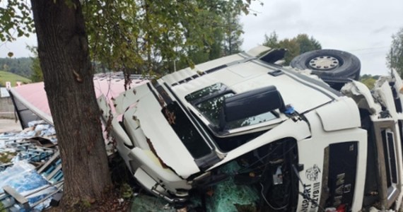 Jedna osoba zginęła w wypadku na drodze krajowej numer 75 w Łabowej koło Nowego Sącza. Z tira, który przewoził wodę mineralną, na jezdnię wysypały się setki butelek. 