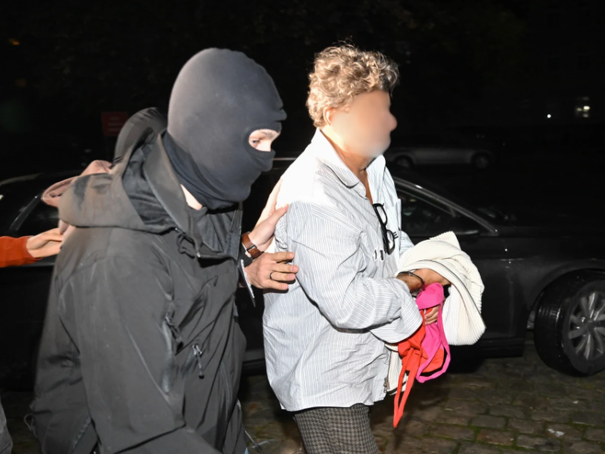 Biznesmen i były poseł Janusz P., zatrzymany dziś przez Centralne Biuro Antykorupcyjne na Lubelszczyźnie, został wieczorem doprowadzony do prokuratury we Wrocławiu. Chodzi o podejrzenie oszustwa znacznej wartości. Jak ustalił reporter RMF FM, Janusz P. ma usłyszeć zarzuty oszukania kilku tysięcy osób na kwotę 70 milionów złotych. Wraz z nim zatrzymano i doprowadzono do prokuratury dwie inne osoby.