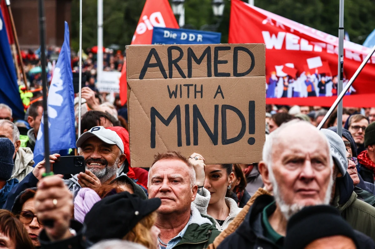 Tysiące ludzi przeszły ulicami Berlina w proteście przeciwko wojnom. Oprócz haseł nawołujących do pokoju na Bliskim Wschodzie znalazły się też takie, w których domagano się wstrzymania dostaw broni dla Ukrainy.