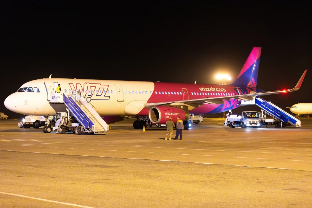 "Obecnie mamy problem techniczny wpływający na nasz system rezerwacji. Możecie zauważyć zmiany w swojej rezerwacji w aplikacji, na stronie internetowej lub otrzymywać powiązane z tym powiadomienia. Proszę zignorować te zmiany" - poinformowały w czwartek linie lotnicze Wizz Air. W piątek przewoźnik podał, że problem techniczny wpływający na działanie systemu rezerwacyjnego został rozwiązany. 