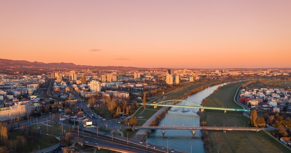 Trwające w Chorwacji ulewne deszcze doprowadziły w czwartek do wystąpienia z brzegów przepływającej przez Zagrzeb rzeki Sawy. W kraju wprowadzono nadzwyczajne środki przeciwpowodziowe przed oczekiwanym pogorszeniem się sytuacji w piątek - poinformowały chorwackie władze.