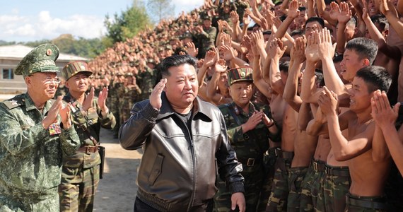 "Nienormalnym człowiekiem" prezydenta Korei Południowej Jun Suk Jeola nazwał lider Korei Północnej Kim Dzong Un. Krytyce, która pojawiła się po wystąpieniu Juna w trakcie wtorkowego Dnia Sił Zbrojnych, towarzyszyły zapewnienia Kim Dzong Una, że Pjongjang "bez wahania" użyje broni atomowej w przypadku ataku na jego terytorium.