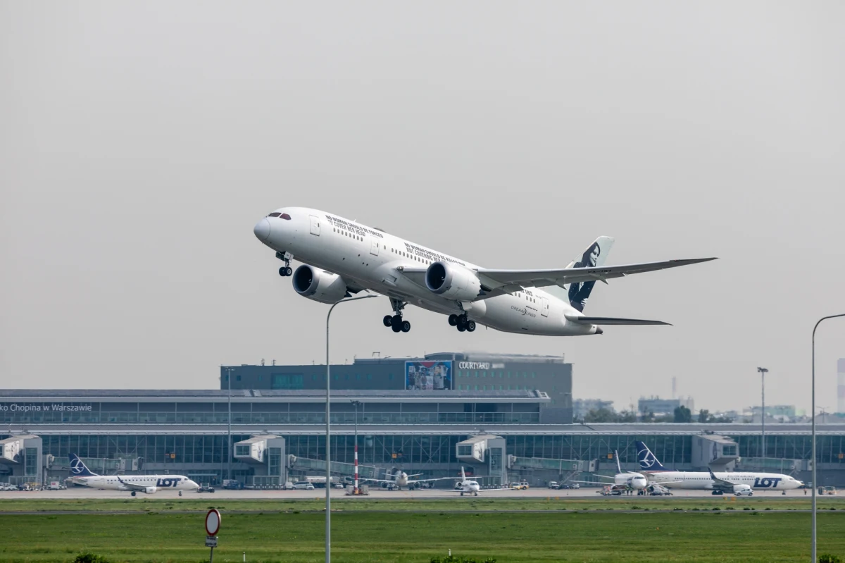 Mieszkańcy warszawskich osiedli Włochy i Ochota w mailach do nas skarżą się na hałas. "Huk jest trudny do wytrzymania" – alarmują. Powodem jest remont pasa startowego na lotnisku Chopina. 