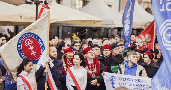 Z orkiestrą na czele, w sercu Gdańska, przejdą żacy i przedstawiciele pomorskich uczelni wyższych, inaugurując rok akademicki. Hasłem przewodnim sobotniej parady jest „Niech żyje nauka!” W samym Gdańsku studiuje ponad 67 tys. studentów i doktorantów. 