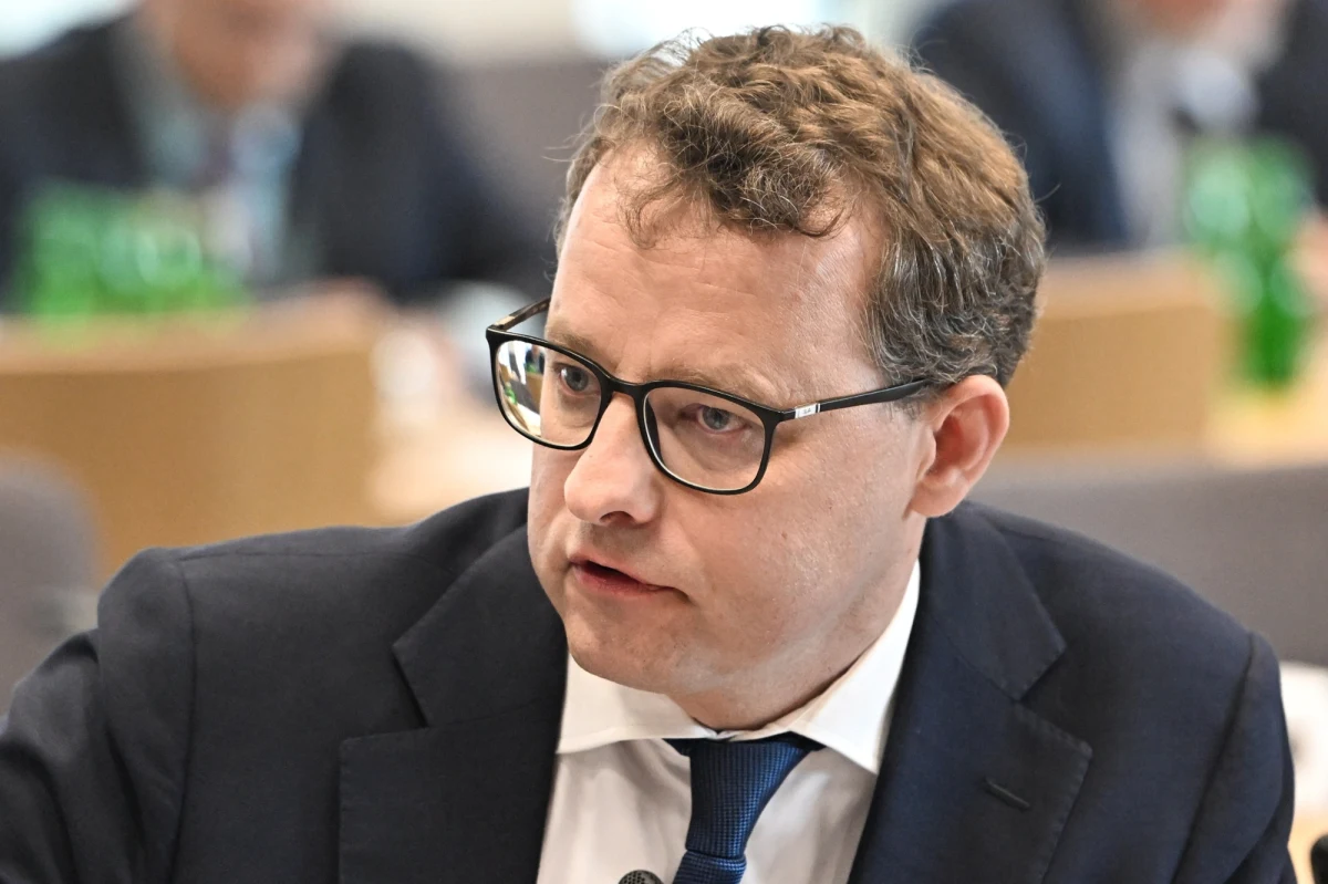 Rzeczywiście, otrzymaliśmy wczorajsze wezwanie dla Marcina Romanowskiego - potwierdził adwokat posła Suwerennej Polski. Jak ustalił dziennikarz RMF FM, Marcin Romanowski został wezwany jako podejrzany do prokuratury na najbliższy poniedziałek na godzinę 9. Prokuratura zamierza postawić mu 11 zarzutów, które usłyszał już w lipcu, ale nieskutecznie ze względu na ochronę immunitetem.