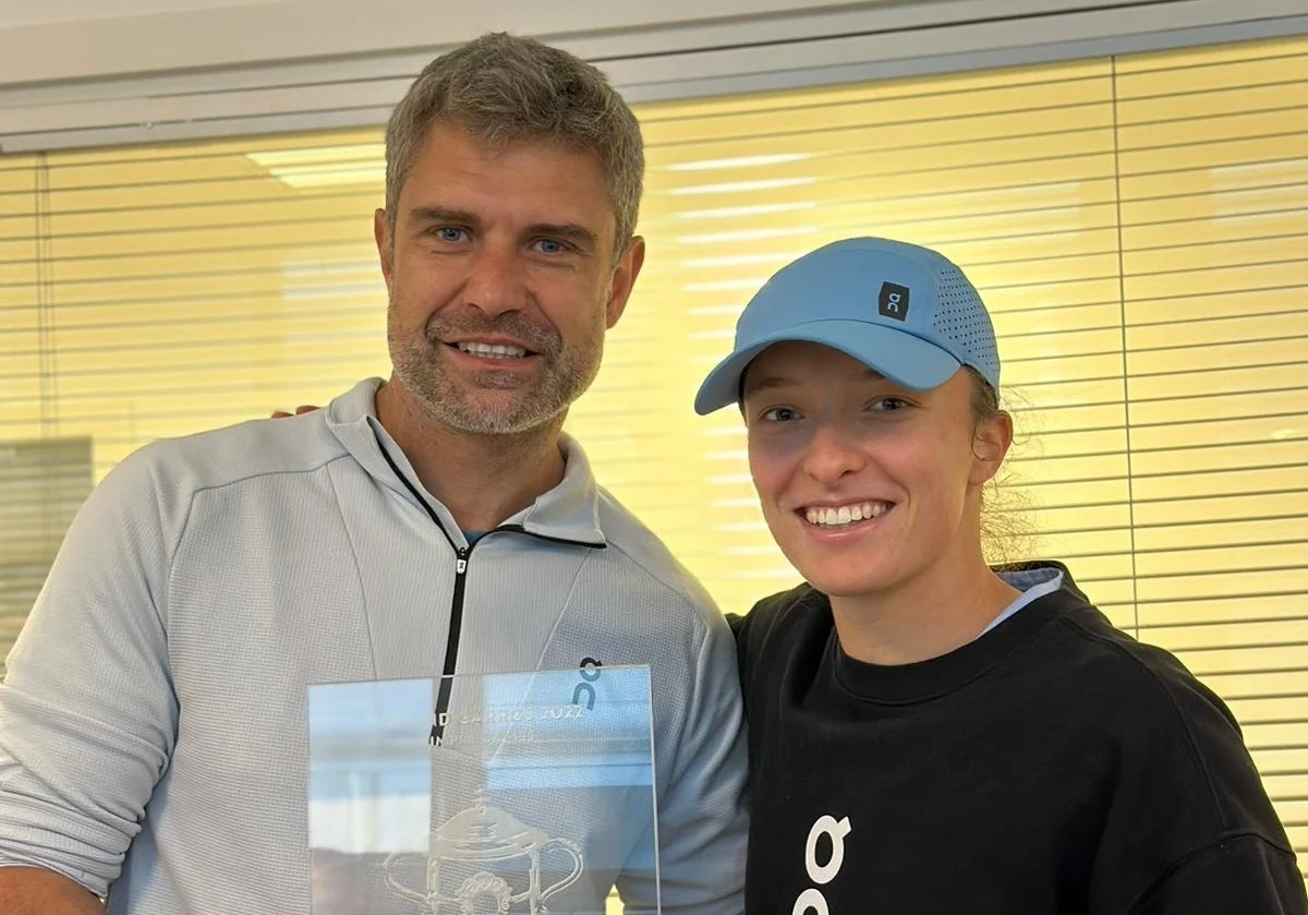 "Po 3 latach osiągania największych sukcesów w mojej karierze, zdecydowaliśmy z trenerem Tomaszem Wiktorowskim o zakończeniu naszej współpracy" - poinformowała Iga Świątek. "Toczą się już pierwsze rozmowy z trenerami z zagranicy, bo czuję, że jestem gotowa na kolejny krok w mojej karierze" - dodała 23-letnia tenisistka. 