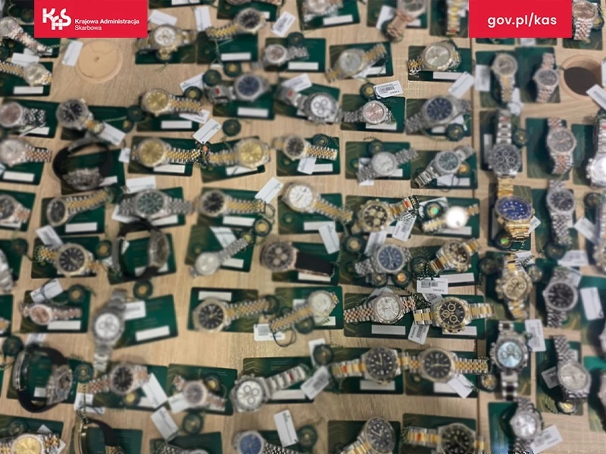 Funkcjonariusze Służby Celno-Skarbowej w Warszawie udaremnili przemyt luksusowych zegarków na lotnisku Chopina w Warszawie. Wartość przechwyconych towarów to ponad 13,5 mln zł. Zegarki znajdowały się w bagażach dwóch kobiet, które podróżowały z Dubaju i Genewy. 