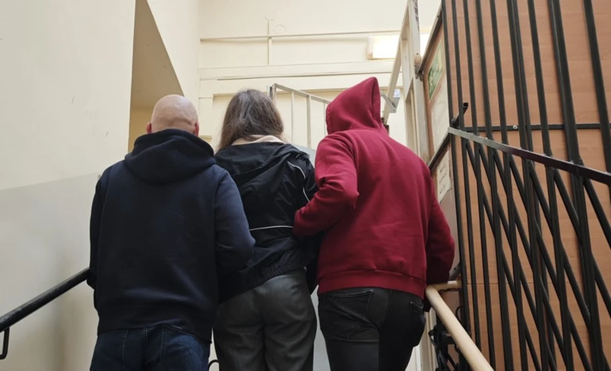 27-letnia kobieta – pracowniczka jednego z krakowskich hoteli, okradła nowożeńców. Złodziejka weszła do pokoju hotelowego i zabrała część zostawionych tam pieniędzy, które były prezentem od gości weselnych. Podarek odzyskali policjanci, którzy zatrzymali 27-latkę.