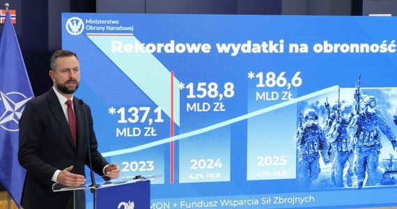 Wicepremier Władysław Kosiniak-Kamysz poinformował na konferencji prasowej o rekordowym budżecie na obronność. To 186,6 mld złotych. "To są wydatki z budżetu i z Funduszu Wsparcia Sił Zbrojnych na bezpieczeństwo państwa polskiego" - dodał. Szef MON zarzucił też poprzednikom niedoszacowanie kontraktów zbrojeniowych na ok. pół biliona zł.