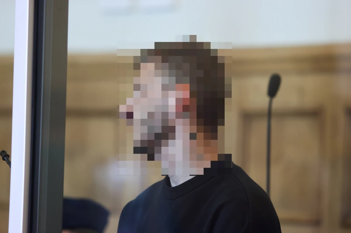 Przed Sądem Okręgowym w Łodzi rozpoczął się proces Rafała B., oskarżonego o brutalne zabójstwo swojej babci Krystyny B. Kobieta zwróciła mu uwagę, gdy wrócił pijany do domu. Według aktu oskarżenia mężczyzna uderzył babcię garnkiem w głowę, a następnie nożem podciął jej gardło.