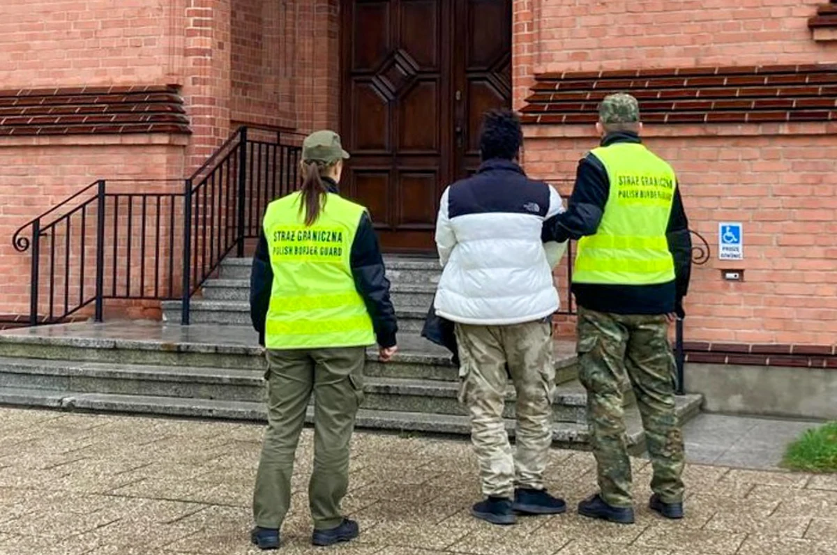 Funkcjonariusze straży granicznej z Braniewa (woj. warmińsko-mazurskie) zatrzymali mężczyznę, który próbował przekroczyć nielegalnie granicę z Rosją. Jakież było ich zaskoczenie, gdy okazało się, że 23-latek przybył do Polski aż z Mali. Zanim znalazł się w ośrodku dla cudzoziemców w naszym kraju, Afrykańczyk przebywał w trzech europejskich państwach.