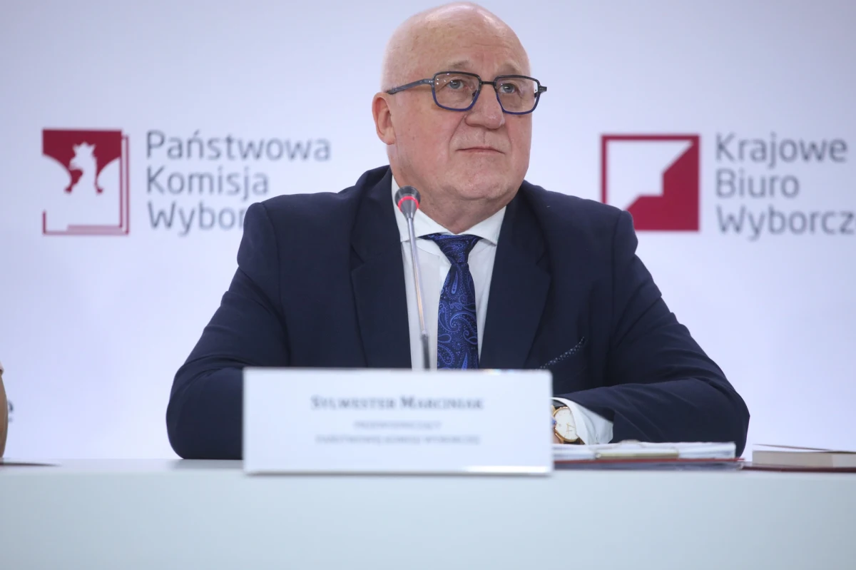 Na ostatnim posiedzeniu Państwowej Komisji Wyborczej doszło do wielogodzinnej debaty. Zakończyła się ona zapowiedzią przewodniczącego Sylwestra Marciniaka, że komisja nie będzie się zbierać przynajmniej do 23 listopada - dowiedział się reporter RMF FM Tomasz Skory. Prace PKW zablokował brak zgody w sprawie tego, jak potraktuje decyzję dotyczącą skarg na jej uchwały, jakie podejmie złożona z neosędziów Izba Kontroli Nadzwyczajnej Sądu Najwyższego. 