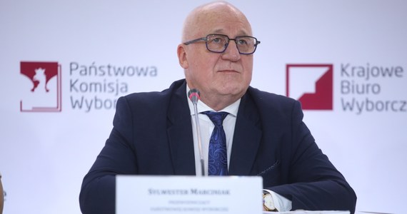 Na ostatnim posiedzeniu Państwowej Komisji Wyborczej doszło do wielogodzinnej debaty. Zakończyła się ona zapowiedzią przewodniczącego Sylwestra Marciniaka, że komisja nie będzie się zbierać przynajmniej do 23 listopada - dowiedział się reporter RMF FM Tomasz Skory. Prace PKW zablokował brak zgody w sprawie tego, jak potraktuje decyzję dotyczącą skarg na jej uchwały, jakie podejmie złożona z neosędziów Izba Kontroli Nadzwyczajnej Sądu Najwyższego. 