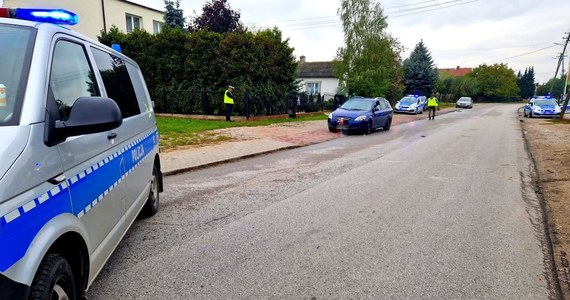 Kierujący kią potrącił 11-latkę. Dziecko, przebiegając przez jezdnię, wpadło prosto pod samochód. Do tego zdarzenia doszło w czwartek po południu w Białej Rawskiej w woj. łódzkim. Dziewczynka została przetransportowana śmigłowcem ratunkowym do szpitala. Policjanci apelują do wszystkich uczestników ruchu o ostrożność i rozwagę.