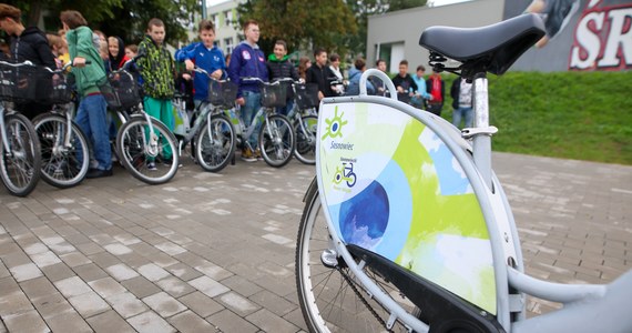 Ponad 150 używanych rowerów miejskich trafi do szkół i placówek opiekuńczo-wychowawczych w Sosnowcu (woj. śląskie). Pierwsze z nich przekazano dziś uczniom z Zespołu Szkół nr 2. To jedna z dwóch szkół w tym mieście, posiadających miasteczko ruchu drogowego.