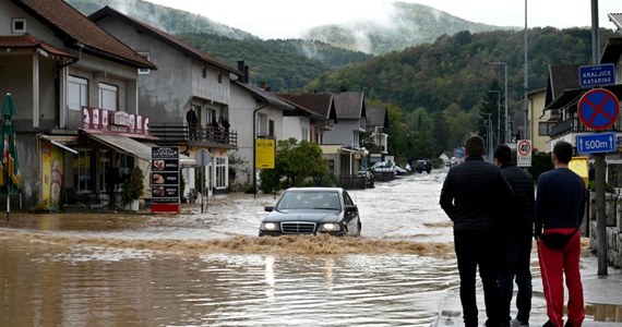 Co najmniej 21 osób zginęło w piątkowych powodziach w Bośni i Hercegowinie, a 40 uważa się za zaginione - poinformowała w piątek telewizja N1, powołując się na bośniackie władze. Silne opady deszczu doprowadziły też tego dnia do wylania rzek w Chorwacji, Macedonii Północnej, Czarnogórze i Albanii.
"Woda wdziera się do domów, a potoki zniszczyły już drogi, pozostawiając mieszkańców w wielkim niebezpieczeństwie i bez pomocy" - podał portal Fojnica.net.