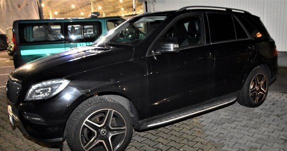 Poszukiwany przez Interpol mercedes został odzyskany na granicy w Medyce (Podkarpackie). Samochód został skradziony w 2022 r. w Portugalii. Siedzący za jego kierownicą Czech twierdził, że zdobył auto legalnie. Pojazd został przekazany policji, a kierowca został zatrzymany.