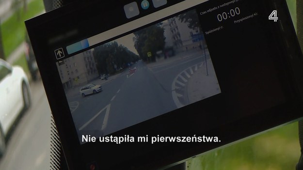 Na skrzyżowaniu nieznany kierowca zajechał drogę autobusowi. Pojazd komunikacji miejskiej ostro zahamował. Niestety jedna z pasażerek przewróciła się i musiała zostać odwieziona do szpitala. Tę niebezpieczną sytuację zarejestrowała kamera zainstalowana w autobusie. 

(Fragment programu "Stop drogówka").
