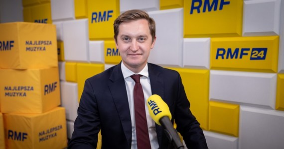 "Zbigniew Ziobro w mojej ocenie nie powinien stawić się przed komisją śledczą ds. Pegasusa" - mówił w Porannej rozmowie w RMF FM poseł Sebastian Kaleta z Suwerennej Polski. "Jest człowiekiem, który przechodzi rehabilitację po ciężkiej chorobie" - podkreślił parlamentarzysta. 