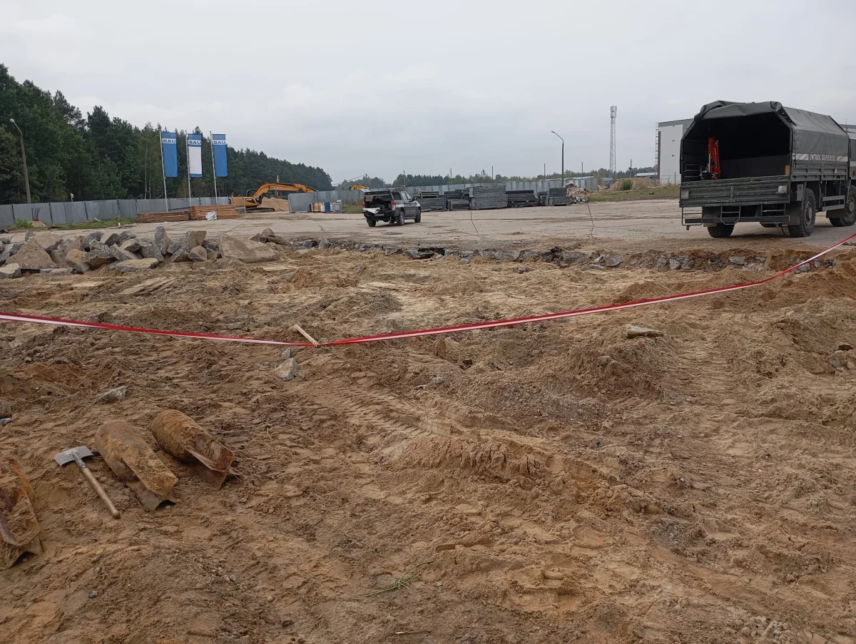 Cztery bomby lotnicze i trzy pociski artyleryjskie z czasów II wojny światowej znaleźli w piątek saperzy na terenie jednostki wojskowej w Białej Podlaskiej (Lubelskie). Na czas poszukiwań i wydobycia niewybuchów zarządzono ewakuację mieszkańców okolicznych domów.