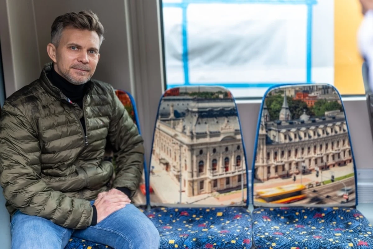 Zdjęcia Łodzi na oparciach siedzeń w tramwaju - taki element wyposażenia testuje łódzkie MPK. W jednym z tramwajów zamiast standardowych siedzeń pojawiły się obicia ze zdjęciami miejskich perełek. 