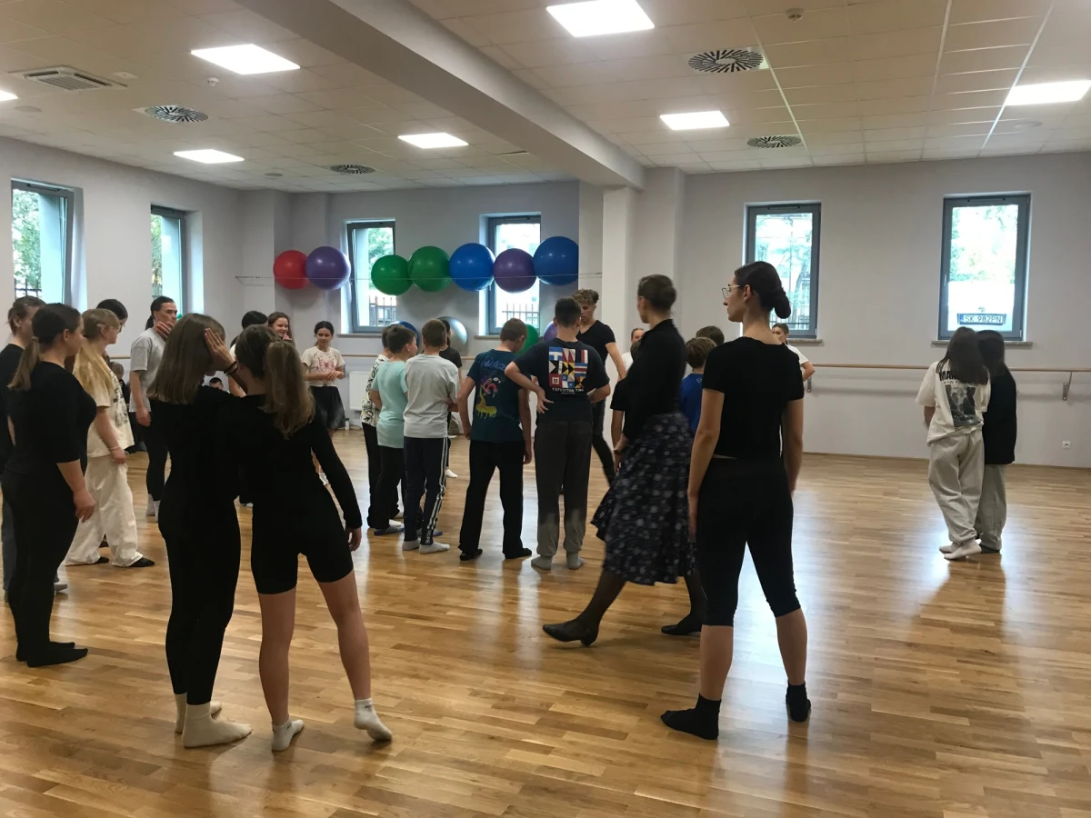 Redukuje stres i pozytywnie wpływa na samopoczucie, zwiększa pewność siebie, poprawia kondycję i wyzwala w organizmie hormony szczęścia. Mowa o tańcu, który nie jest obciachem – jak zapewnia Zespół Pieśni i Tańca Śląsk na warsztatach w ramach Tygodnia Tańca w Katowicach. 