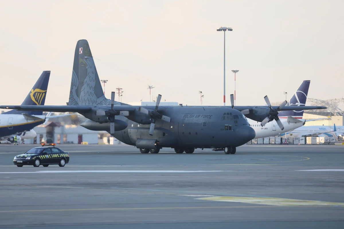 W piątkowy wieczór w Warszawie wylądował samolot z ogarniętego wojną z Izraelem Bejrutu. Na pokładzie maszyny lecącej ze stolicy Libanu znajdowali się obywatele Polski, a także innych państw. 