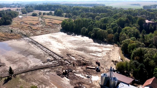 Powódź wyrządziła ogromne starty także na polach i w gospodarstwach. Według ostatnich statystyk pod wodą znalazło się 120 tysięcy hektarów gruntów rolnych. Do tego zniszczone budynki gospodarcze i maszyny. Zboża i pasze z zalanych silosów oraz magazynów trzeba będzie zutylizować. Z jakimi jeszcze wyzwaniami będzie musiało zmierzyć się rolnictwo na zalanych terenach- sprawdzała Adrianna Borowicz.