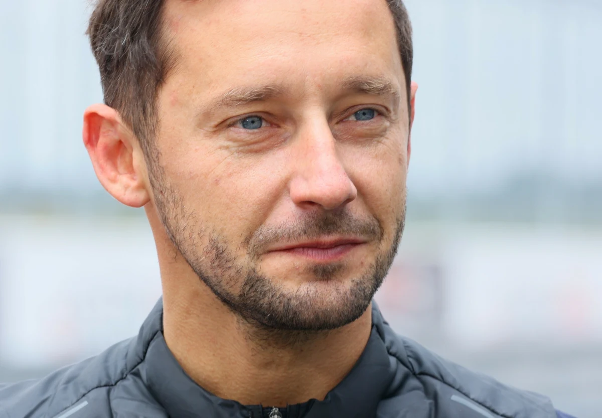 "Chciałbym, żeby młodzi ludzie poza ambicją i ego do samochodu zabierali też mózg i za kierownicą nie przestawali myśleć" - powiedział kierowca rajdowy i instruktor nauki jazdy samochodami wyścigowymi Michał Kościuszko w Radiu RMF24. Jak dodał, zaostrzenie przepisów to nie wszystko. W Polsce potrzebna jest edukacja kierowców - podsumował gość Radia RMF24. 