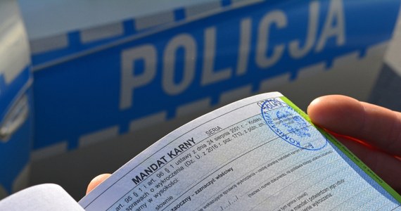 3 tys. zł mandatu i 32 punkty karne - to kara, którą bielscy policjanci nałożyli na 34-latka, który wyprzedził nieoznakowany radiowóz przed oznakowanym przejściem dla pieszych. To jednak niejedyne wykroczenie, jakie popełnił. Jechał z prędkością 102 km/h tam, gdzie obowiązuje ograniczenie do 60 km/h.