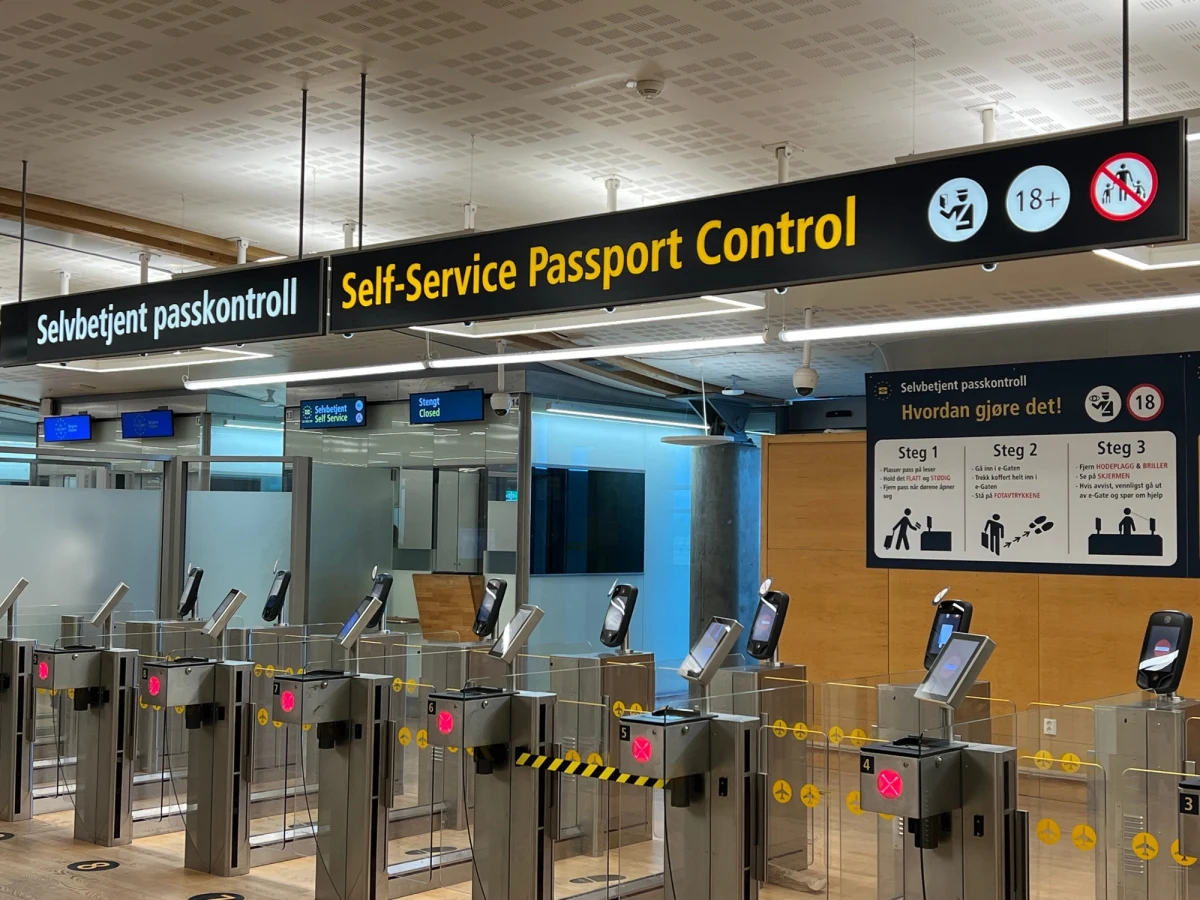 Port lotniczy Oslo-Gardermoen w piątkowy wieczór został ewakuowany. Przyczyną był pożar w jednej z lotniskowych restauracji. Ogień udało się już opanować. Nie ma informacji o poszkodowanych, jednak spodziewane są poważne opóźnienia lotów.