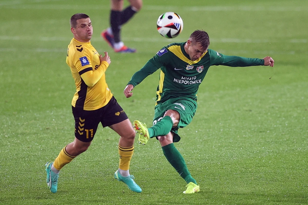 "Dzisiaj grały dwa zespoły - GKS oraz zlepek ludzi, który nie wiadomo po co wyszedł na boisko" - mówił załamany trener Puszczy Niepołomice Tomasz Tułacz. Jego ekipa poniosła swoją najwyższą porażkę w Ekstraklasie, przegrywając 0:6 z GKS-em Katowice.