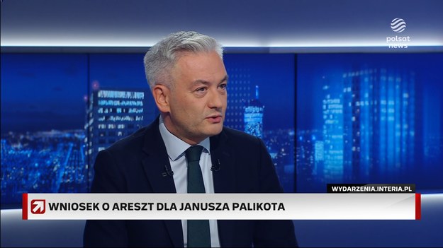 - Janusz Palikot chyba się pogubił. Wierzył w swoją moc robienia biznesu, która już nie zadziałała. Zawiódł tysiące osób, które wierzyły w magiczna moc jego umiejętności biznesowych - powiedział. Według niego biznesmen "powinien teraz zrobić wszystko, żeby tę sprawę wyjaśnić, żeby się zrehabilitować". - Przede wszystkim powinien zwrócić te pieniądze, które ludzie u niego zainwestowali - dodał. - Ja mam z nim dobre wspomnienia. Zawdzięczam mu to, że zostałem parlamentarzystą. To jest bardzo mądry facet, w wielu sprawach geniusz, erudyta, zna się na wielu kwestiach, które wymagają specjalistycznej wiedzy - stwierdził Biedroń. - Jeśli wszystko to okaże się prawda, to powinien ponieść wszelkie konsekwencje - zastrzegł. Podkreślił, że ta sytuacja nie przekreśla "wielu dobrych rzeczy, które Palikot robił w polityce". - To on otworzył dyskusję ws. tematów tabu, takich jak rozdział Kościoła od państwa, równość kobiet i mężczyzn, kwestia aborcji. To wszystko Janusz Palikot wniósł do polityki - przypomniał. Biedroń nie zgodził się ze stwierdzeniem obrońcy Palikota, który powiedział, że prokuratura robi w tej sprawie przedstawienie w celach politycznych. - Po to jest obrońca, żeby bronić swojego klienta, będzie używał różnych argumentów, także politycznych, które w mojej ocenie są w tym przypadku bezzasadne - ocenił.