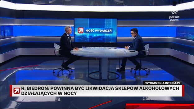 - Zaniechanie, a teraz trochę szopka - powiedział w programie "Gość Wydarzeń" w Polsat News Robert Biedroń, oceniając działania rządu ws. saszetek z alkoholem, które w ostatnim czasie trafiły do sklepów. Robert Biedroń przyznał, że sam wychowywał się w rodzinie, w której był problem alkoholu. - Mój ojciec był alkoholikiem - wyznał. Według niego w Polsce powinny pojawić się rozwiązania, które obowiązują w kwestii alkoholu w wielu cywilizowanych krajach. Wspomniał w tym kontekście m.in. o sklepach z alkoholem działających w nocy. - To jest patologia, że dzisiaj bez problemu można o każdej porze dnia i nocy kupić alkohol nawet na stacji benzynowej - stwierdził. Przypomniał, że "każdego dnia do godz. 10 w Polsce sprzedaje się milion 'małpek', a alkoholu nadużywa w naszym kraju ponad trzy miliony ludzi, z czego dwa miliony są od niego uzależnione". - Mamy więc realny problem. Wszyscy skupili się ma tych tubkach, które oczywiście trzeba zlikwidować, ale ja chciałbym systemowego podejścia. To nie może być tak, że skończymy dyskusję tylko na "alkotubkach" i zamkniemy sprawę. Problem jest dużo szerszy i nie został podjęty przez żadna opcje polityczną - powiedział. - Cenę za to pijaństwo płacimy wszyscy, nie tylko rodziny żyjące z alkoholikami, ale również system zdrowia i gospodarka - dodał.