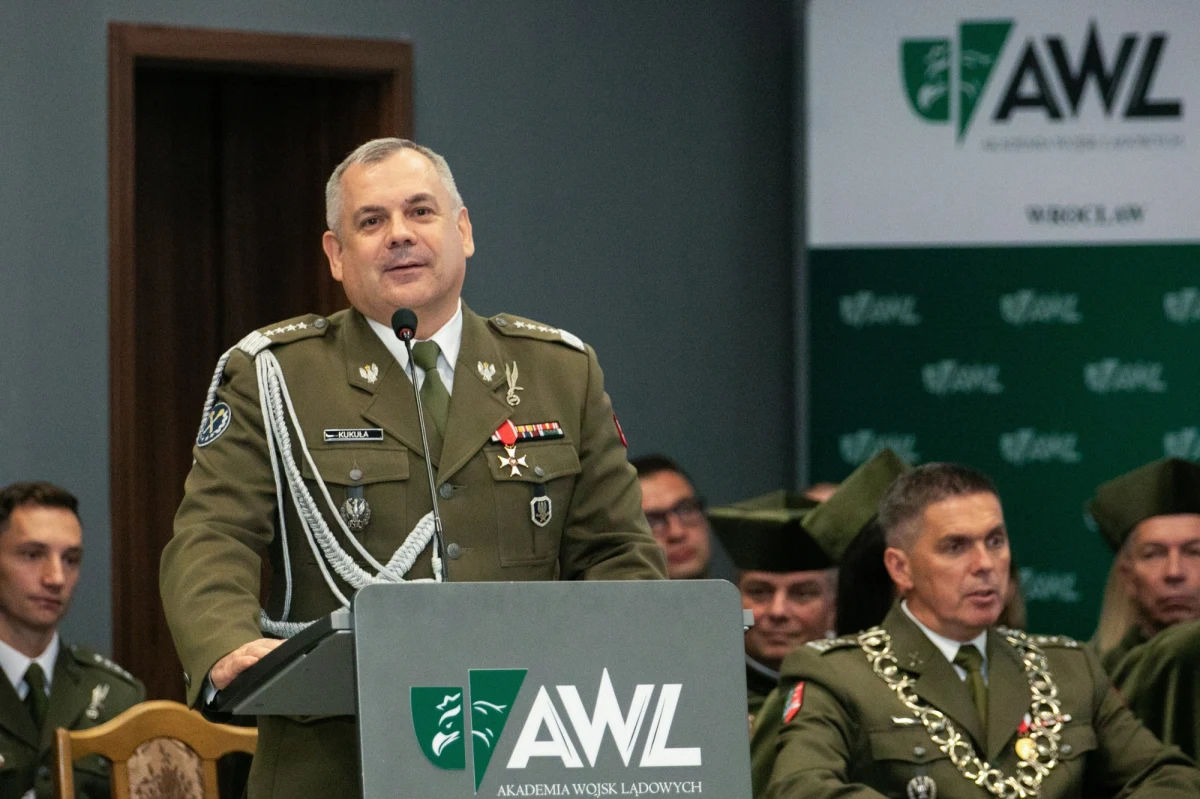 Szef Sztabu Generalnego Wojska Polskiego gen. Wiesław Kukuła zainaugurował nowy rok w Akademii Wojsk Lądowych we Wrocławiu. I zrobił to w mocnym stylu. W swoim wystąpieniu mówił o zagrożeniu, przed którym będzie musiała bronić się Polska, o konieczności wprowadzenia powszechnej służby wojskowej i o tym, że czeka nas wojna.