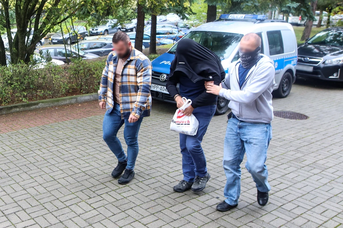 W Kurii Diecezjalnej w Sosnowcu, w Biurze Delegata ds. Ochrony Dzieci i Młodzieży oraz w Diecezjalnym Centrum Służby Rodzinie i Życiu przeprowadzono w piątek przeszukania pod nadzorem prokuratury. Wiążą się one z prowadzonymi postępowaniami - poinformował wieczorem rzecznik diecezji. Z informacji PAP ze źródeł zbliżonych do prokuratury wynika, że przeszukania te trwały do soboty. Kuria zadeklarowała pełną współpracę z odpowiednimi organami, przekazując też dane i nośniki.