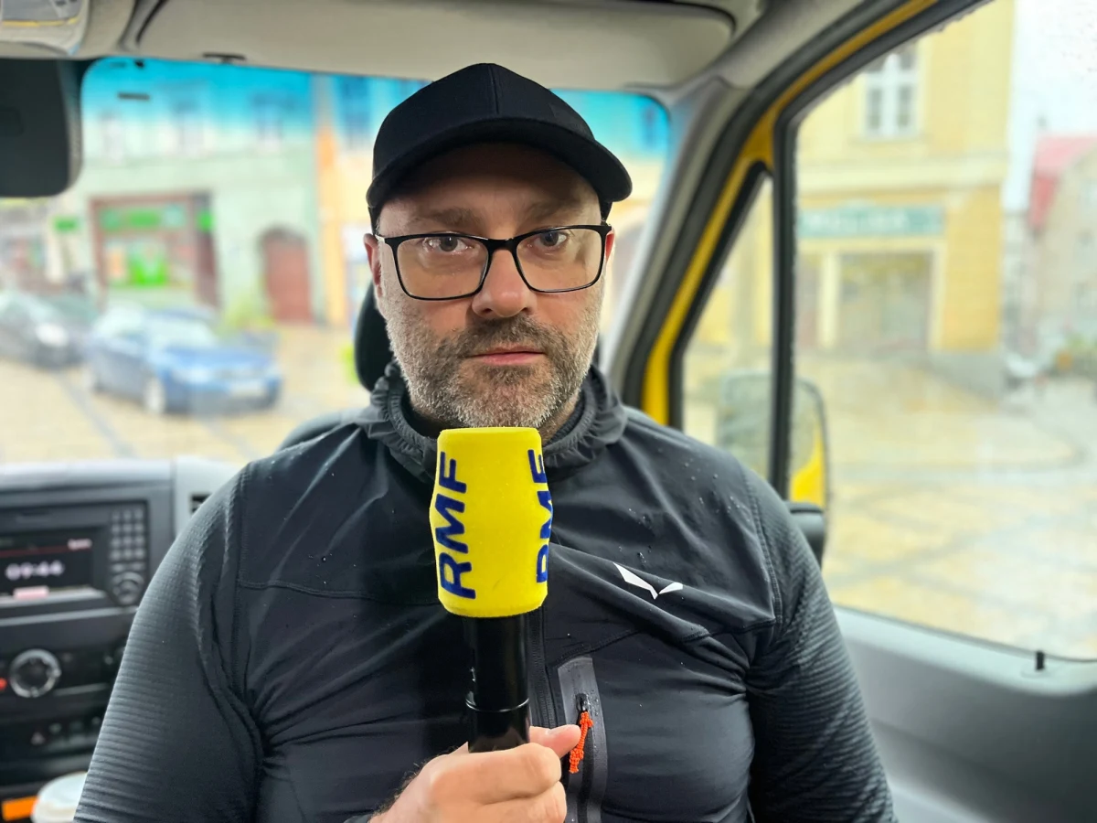 "Optymistycznie razem z mieszkańcami spoglądamy w przyszłość" - mówił Gość Krzysztofa Ziemca w RMF FM burmistrz Kłodzka Michał Piszko. Włodarz miasta silnie dotkniętego przez powódź wyjaśnił, że obecnie Kłodzko jest prawie w całości posprzątane, ruszają prace remontowe, a ludzie potrzebują przede wszystkim profesjonalnych osuszaczy. Piszko chwalił też tzw. specustawę powodziową, która jego zdaniem pozwoli skrócić proces odbudowy miasta. Przyznał, że straty cały czas są szacowane.